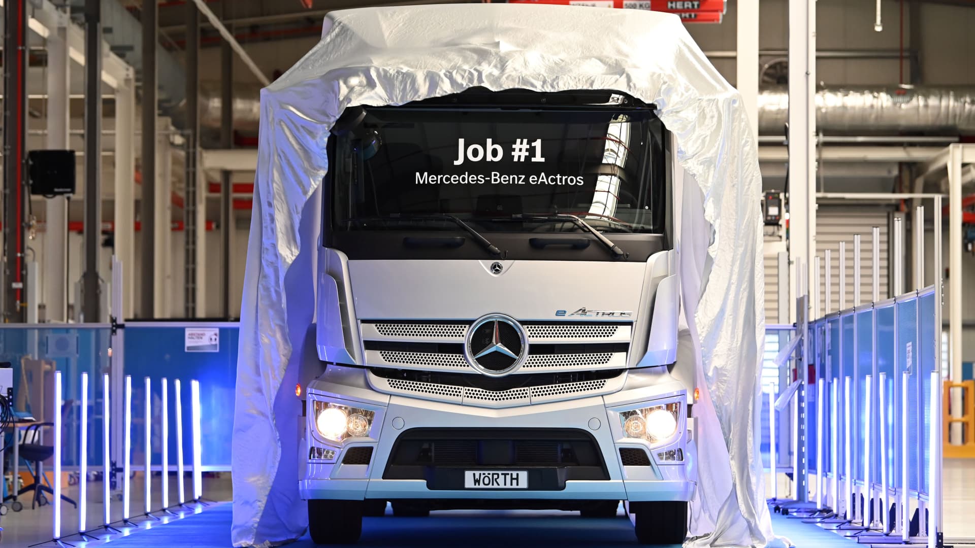 Daimler Truck reaches deal with United Auto Workers and prevents US strike
