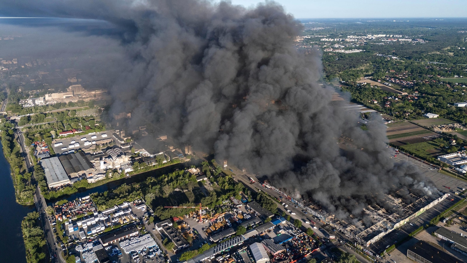 A fire burns down a shopping complex with 1,400 shops in Poland's capital