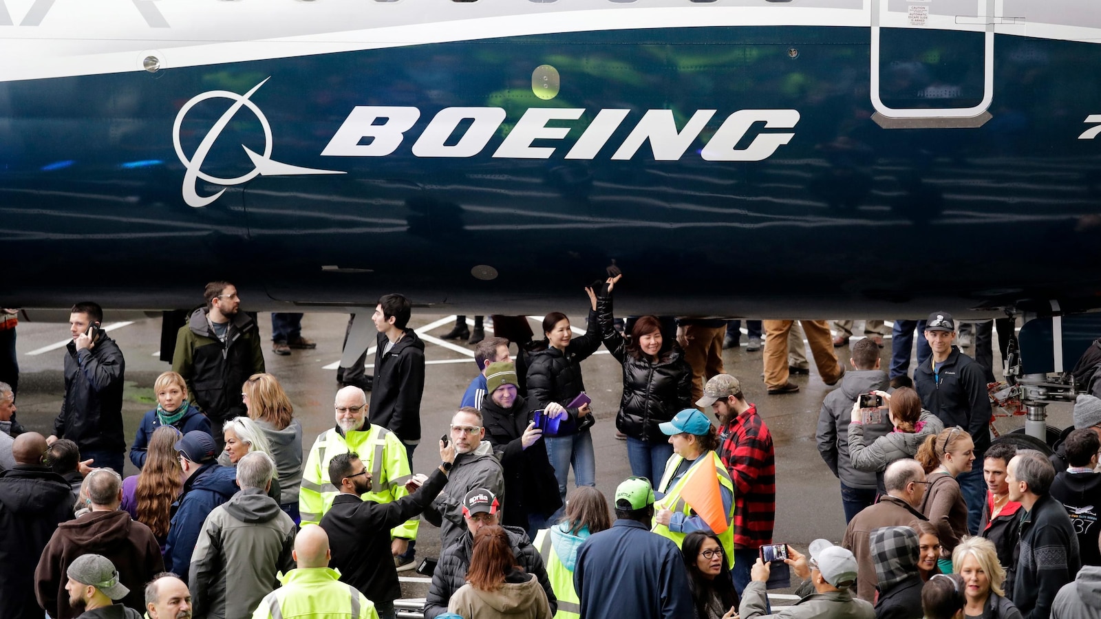 Boeing shareholders approve CEO pay as the company faces investigations and possible prosecution