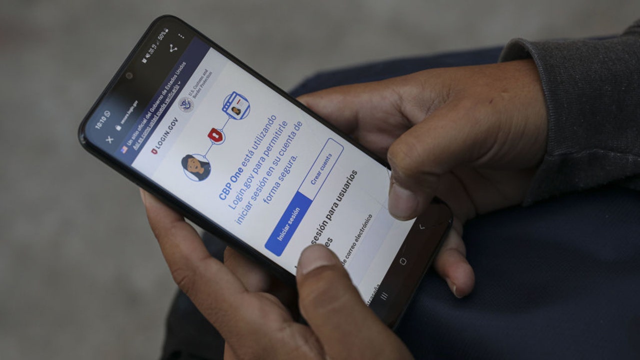 Border Patrol mobile app for migrants seeking entry into the US, controversial on both sides of the immigration debate - Trend Feed World