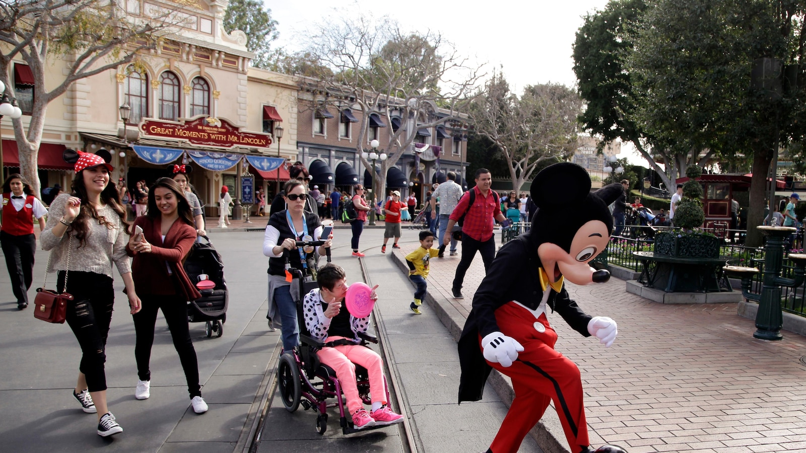 Disneyland characters and parade performers in California vote to join the union
