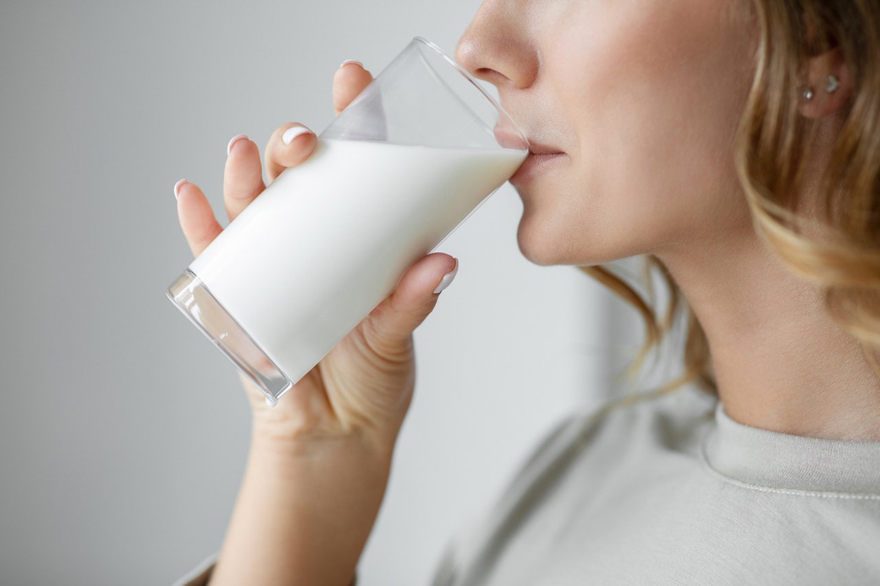 Given concerns about bird flu, is it safe to drink milk?  Experts are considering the issue