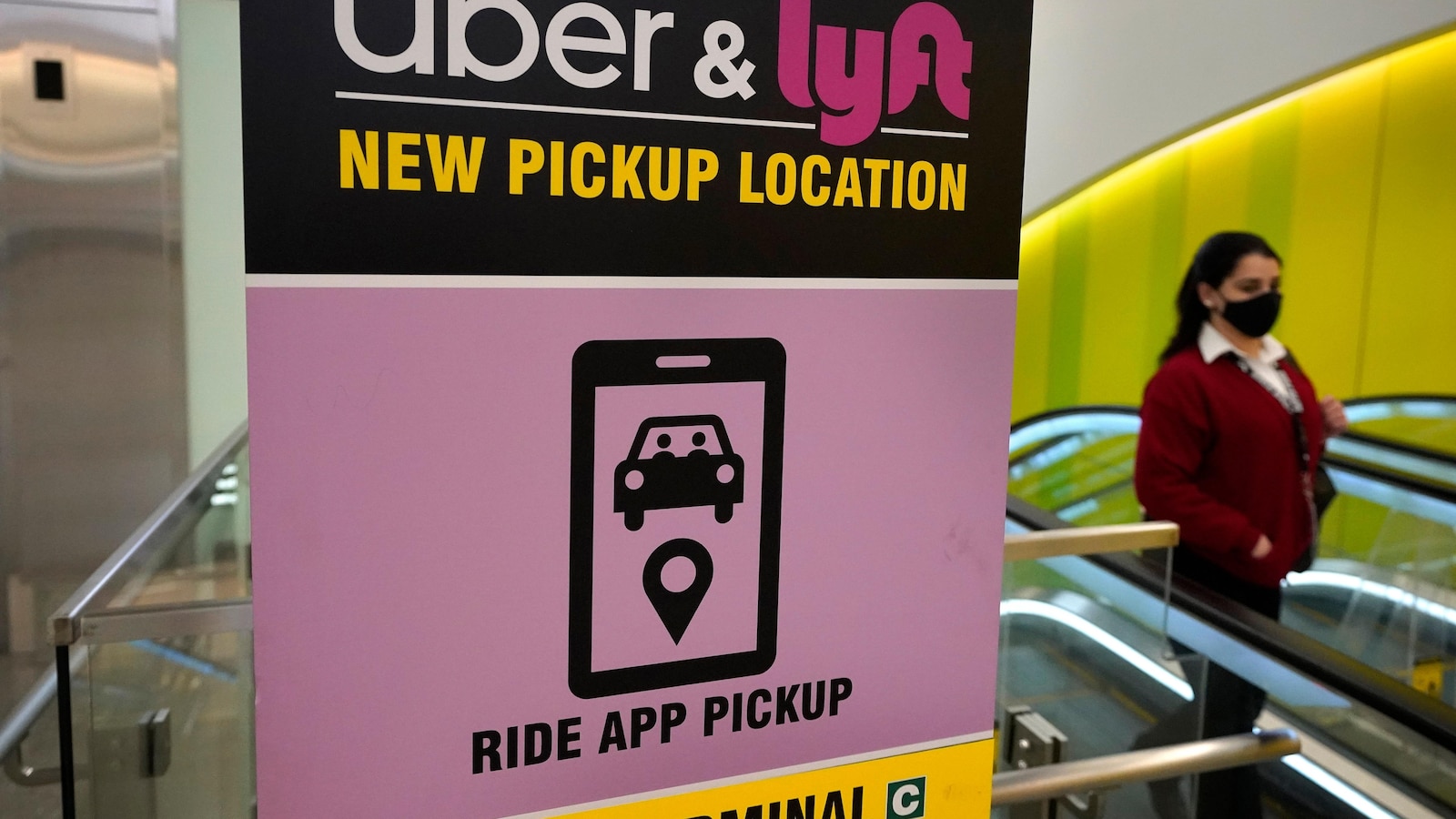 Plan to increase pay for Uber and Lyft drivers in Minnesota advances in state legislature