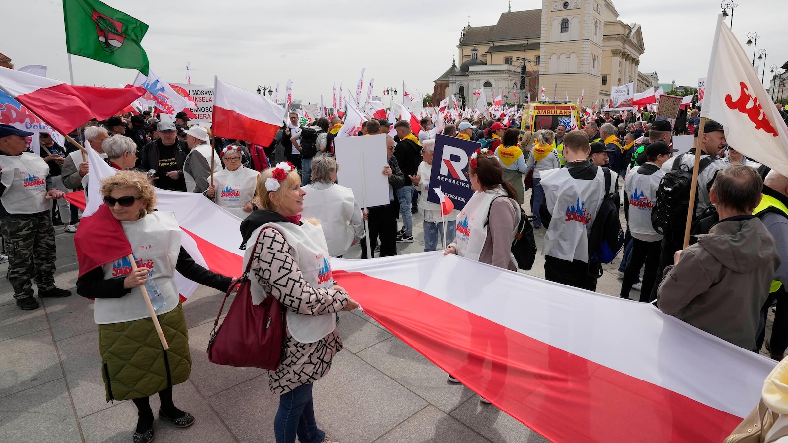 Polish farmers march in Warsaw against the EU's climate policies and the country's pro-EU leader