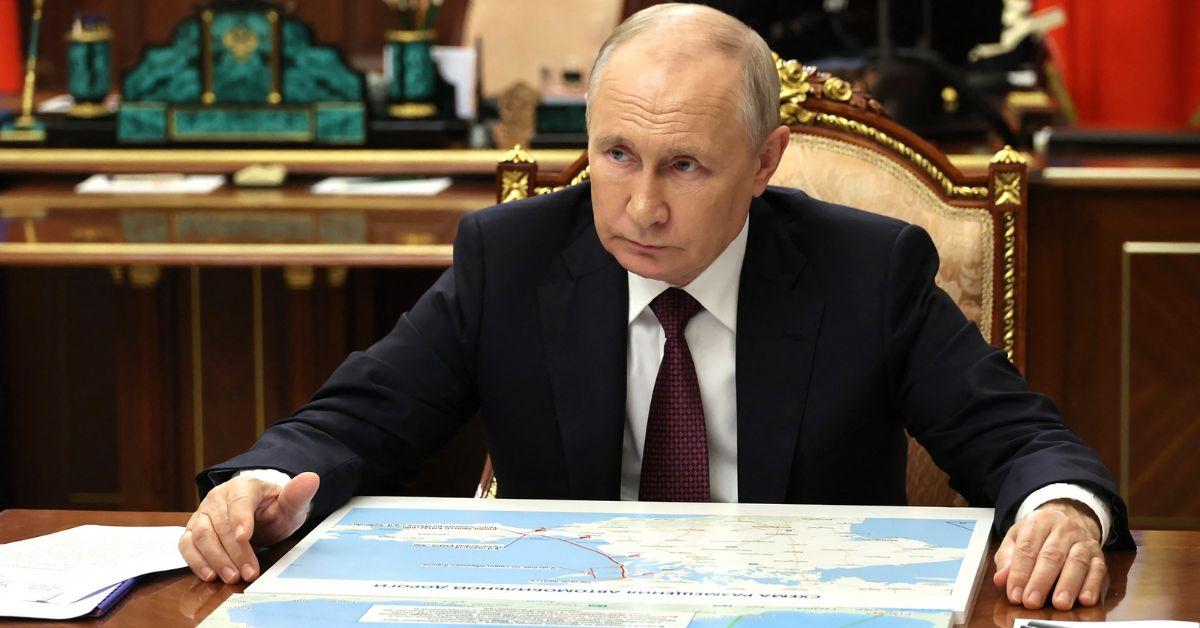 Vladimir Putin is in danger of being ousted as he loses his grip and tries to become a 'coup-proof army' - Trend Feed World