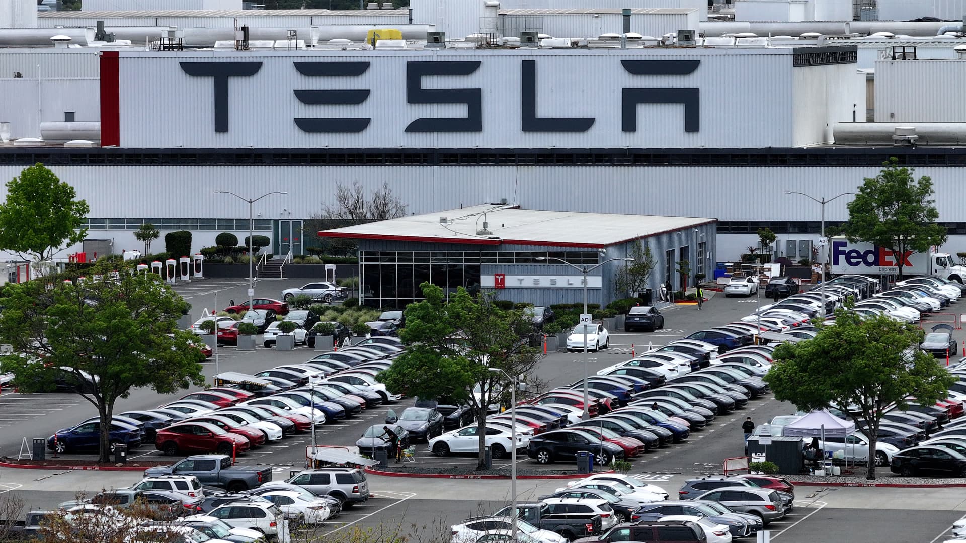 The Tesla Fremont factory suffers another fire, investigation is ongoing
