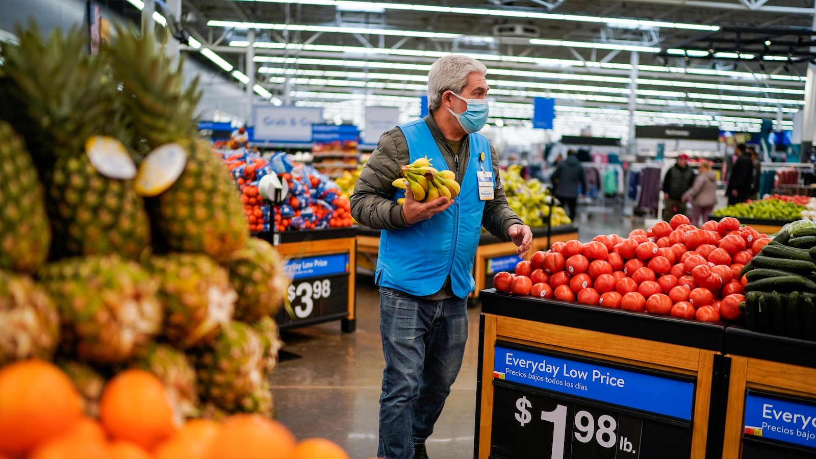 Walmart's strong first quarter is driven by consumers looking for bargains, while inflation remains an issue