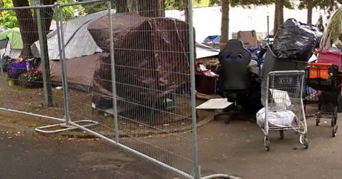 city ​​in Washington state uses fencing to contain growing homeless encampment near courthouse (VIDEO) |  The Gateway expert